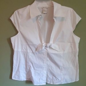 Business/causal attire blouse.